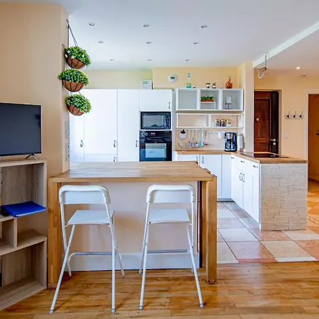 Daire 59m Well Equipped In The Heart Of
